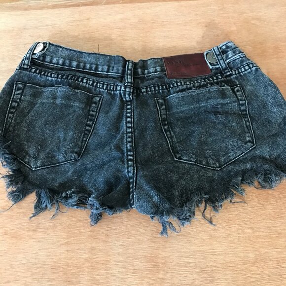 One Teaspoon Denim Cutoff Shorts Women 26 Black Mid Rise Raw Hem Shaping 18036 - Picture 2 of 10